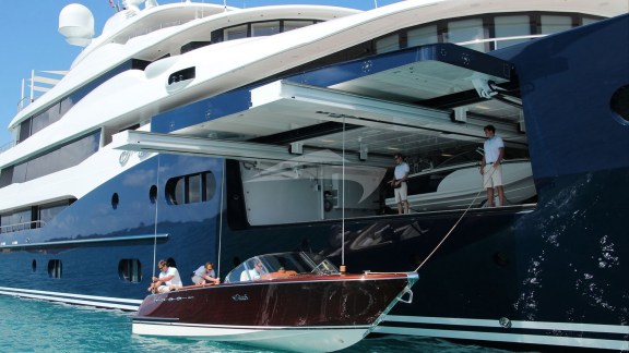 Side garage and tender