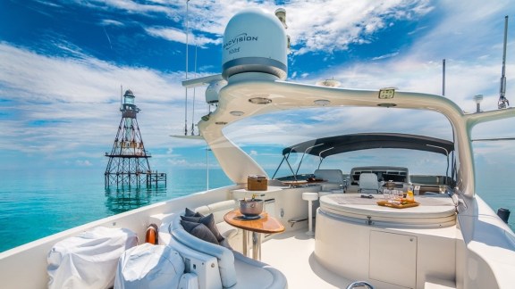 Flybridge facing bow