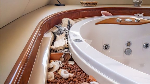 bgyb_charter_catamaran_sunreef82_houbara_25