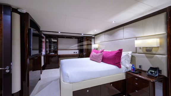 110_lazzara_pure_romance_master_stateroom_02