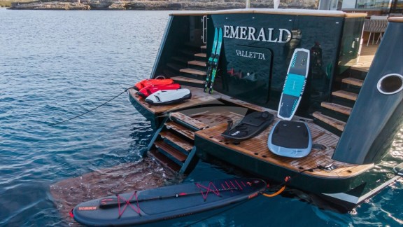 Hydraulic swim/dive platform and toys