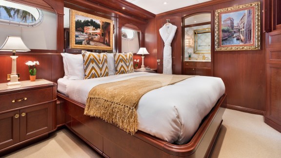 Queen guest stateroom