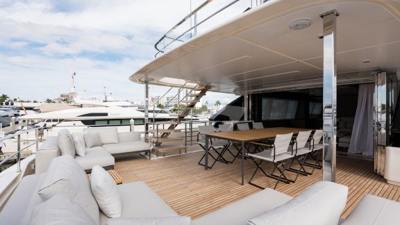 Mid deck al fresco dining