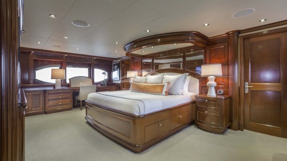 Image of FAR FROM IT yacht #8