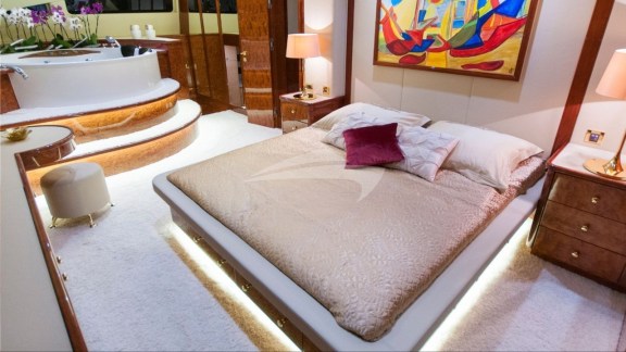 bgyb_charter_catamaran_sunreef82_houbara_21