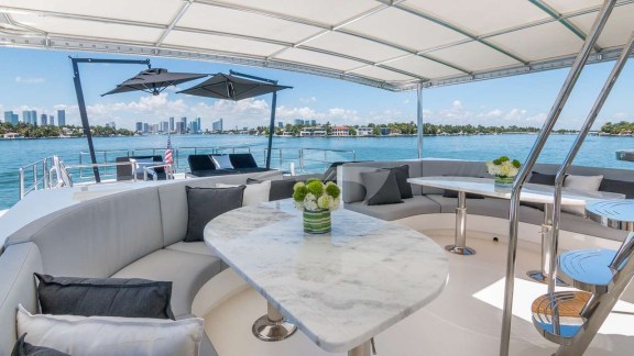 Flybridge MidShip Table Seating