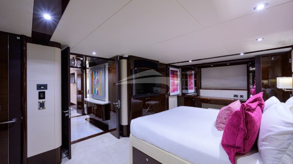 110_lazzara_pure_romance_master_stateroom_03