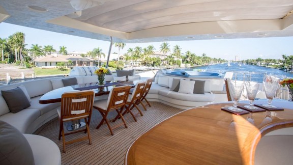 Flybridge and Jacuzzi