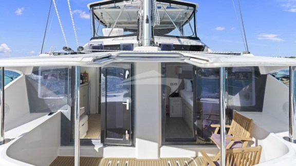 Forward lounging cockpit