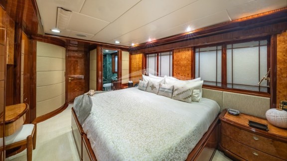 Guest, convertible queen/twin