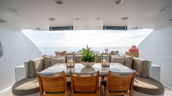 Flybridge dining and seating
