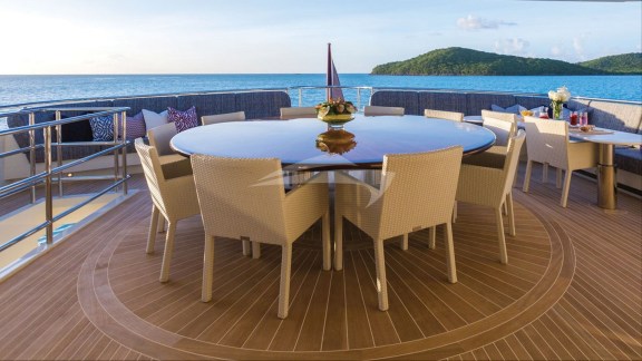 Aft dining and deck space