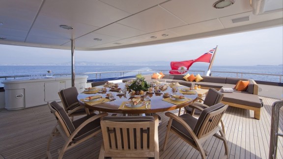 Al Fresco DIning & Salon