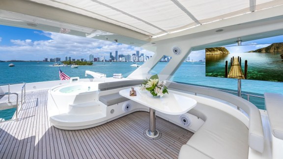 Flybridge Dining, Jacuzzi, TV