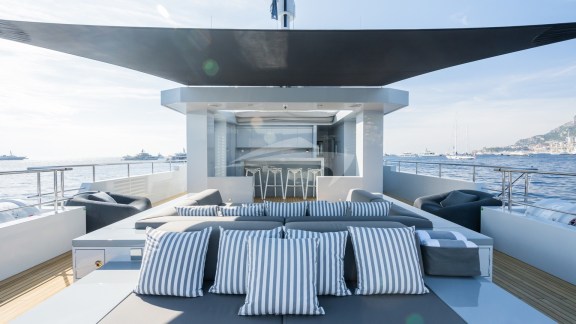 Bridge deck aft with retractible roof