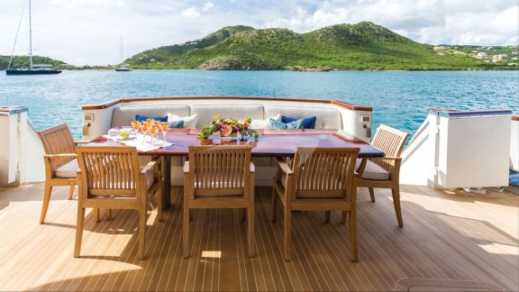 Aft dining and deckspace