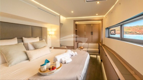 Main cabin side profile