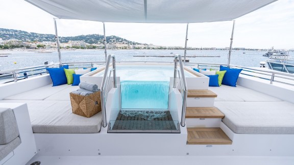 Sun Deck Infinity Style Jacuzzi