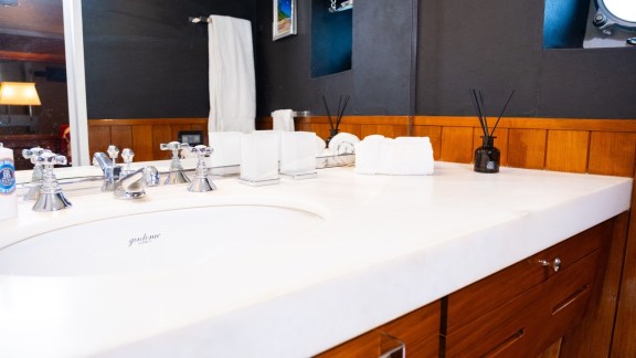 Port Twin Cabin Head w/ Shower