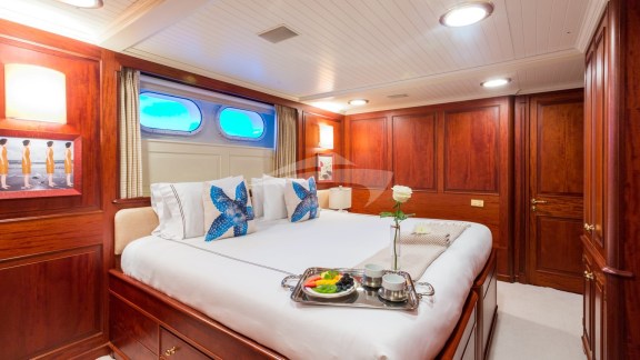 Lady J king-to-twin convertible stateroom