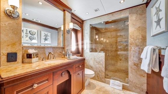 Stbd Fwd Queen Ensuite