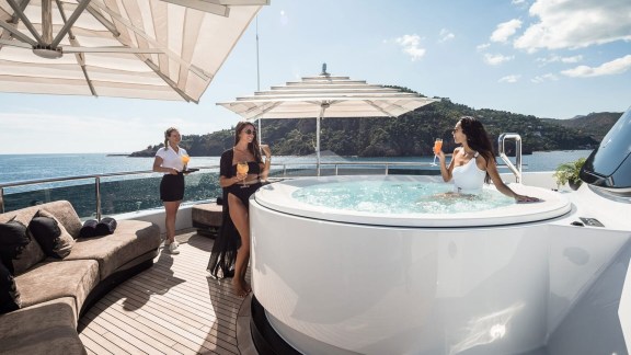 Motor Yacht TRIUMPH jacuzzi