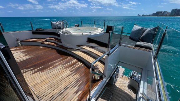 SUN DECK JACUZZI