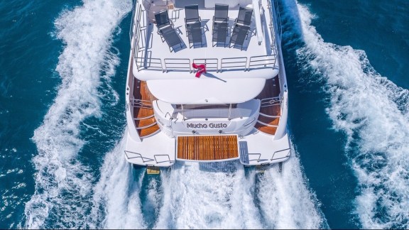 Stern sundeck and transoms