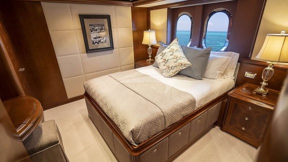 Queen guest stateroom