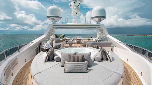 Sundeck, view aft