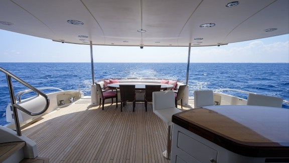 110_lazzara_pure_romance_aft_deck_01