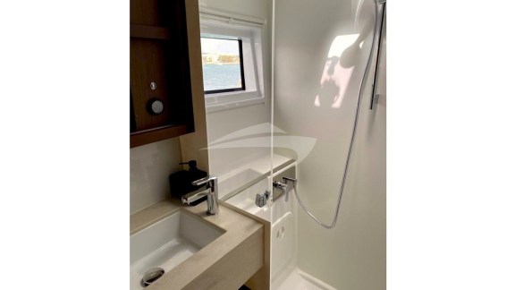 Guest head and shower