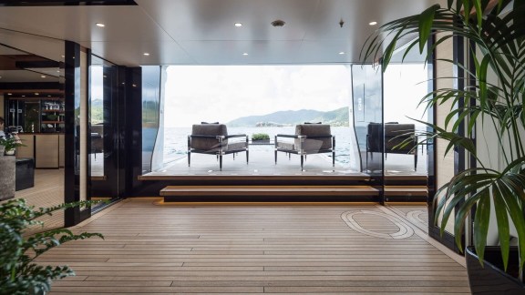 Motor Yacht TRIUMPH beachclub