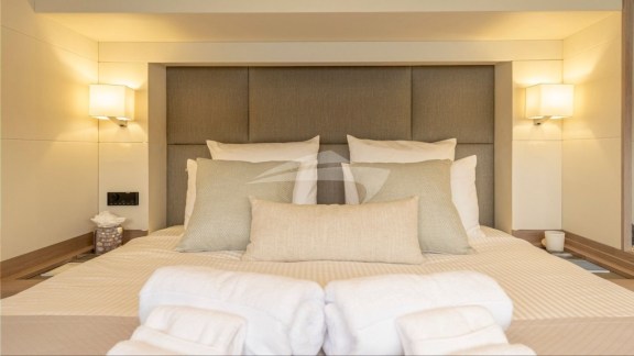 Main cabin front profile