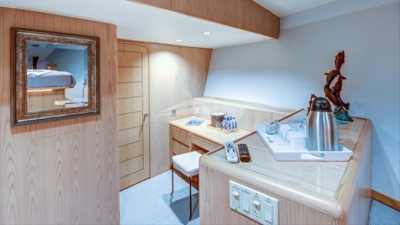 VIP Satetroom, Vanity/Desk