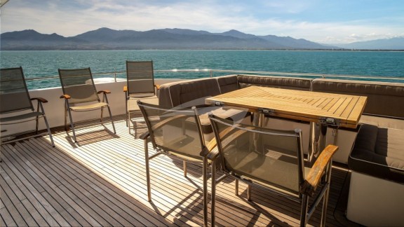 bgyb_charter_catamaran_sunreef82_houbara_8