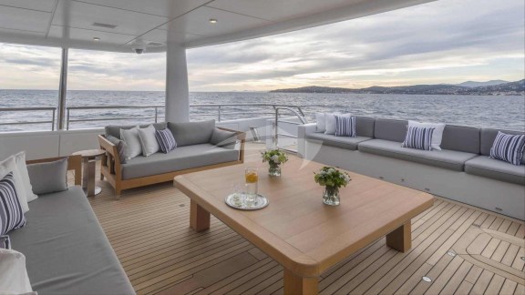 Aft deck seating
