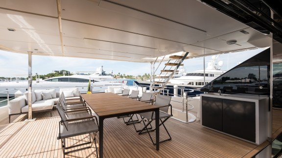 Mid deck al fresco dining