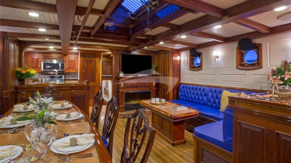 Image of COLUMBIA yacht #8