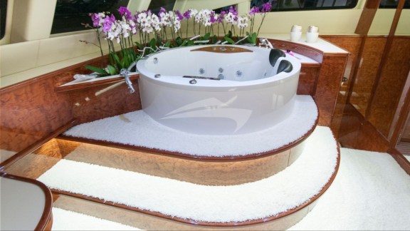 bgyb_charter_catamaran_sunreef82_houbara_22