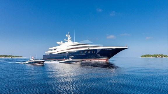 Side profile at anchor