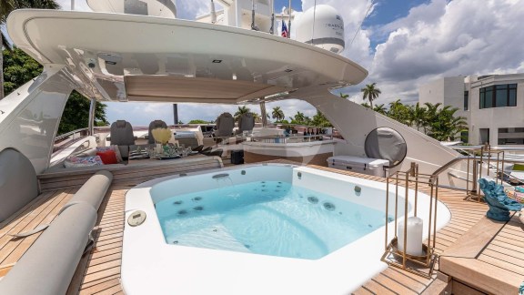 Flybridge with jacuzzi