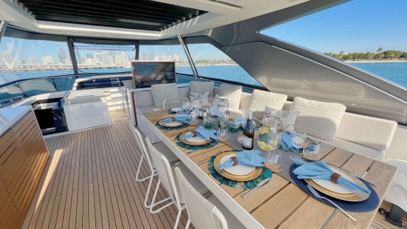 Sun deck al fresco dining