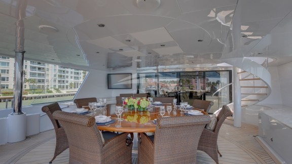 Upper deck dining