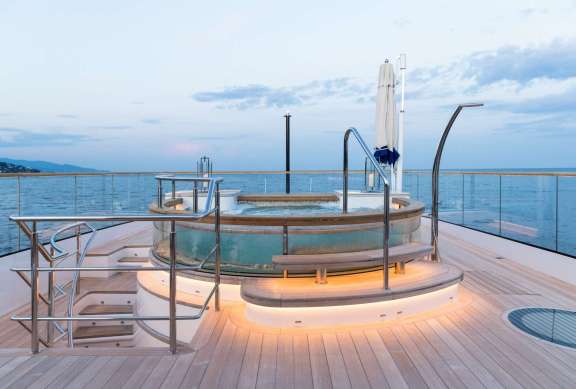 Luxury Motor Yacht Coral Ocean Jacuzzi