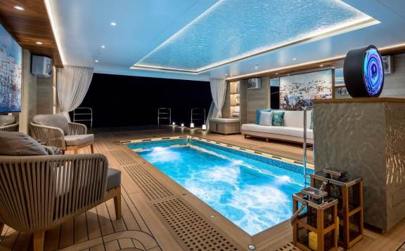 Superyacht Victorious Beach Club
