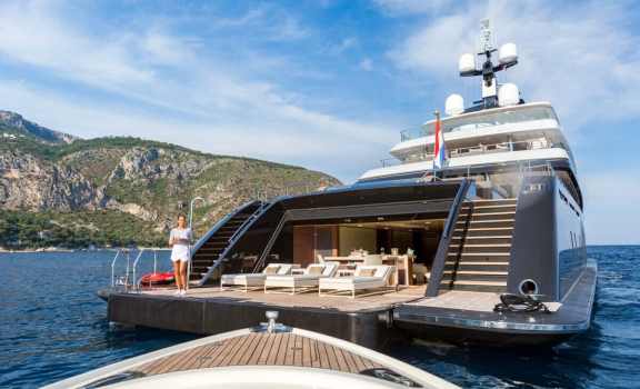 Superyacht Loon's Beach Bar