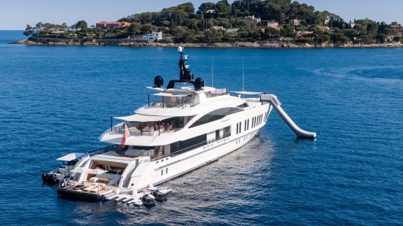 Motor Yacht Samurai Beach Club and easy jet ski docking