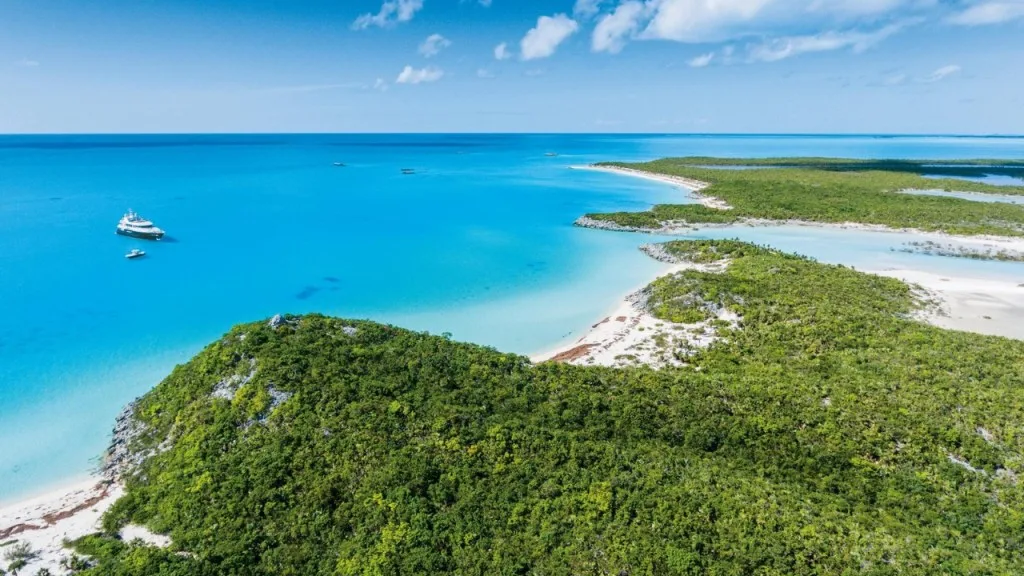 Best Time for a Bahamas Yacht Charter: Month-by-Month Broker Guide