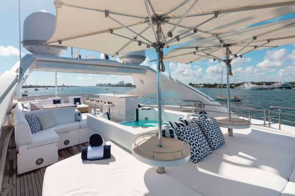 Sundeck feat Jacuzzi, Bar and Sunpads
